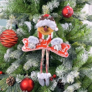 Décoration de renne de Noël en peluche suspendue à un sapin de fête avec ornements