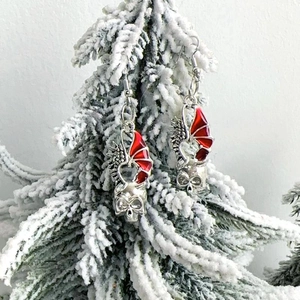 Boucles d'oreilles tête de mort gothiques avec ailes rouges sur branches enneigées