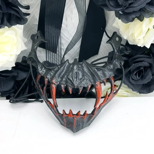 Dettaglio della maschera con zanne rosse e nere su sfondo di rose gotiche per Halloween