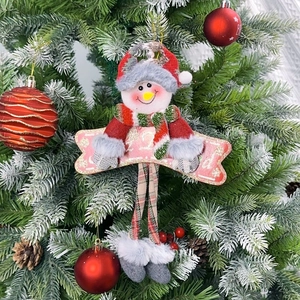 Mignonne figurine de bonhomme de neige en peluche avec plaque rose sur sapin givré