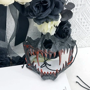 Dettaglio ravvicinato di una maschera mostruosa di Halloween con macchie di sangue realistiche