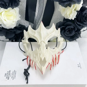 Vista dettagliata della maschera ossea di Halloween con dettagli rossi e elastico