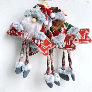Détail des ornements de Noël en peluche Père Noël et Renne avec jambes à carreaux