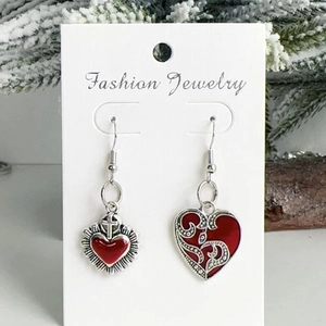 Boucles d'oreilles cœur asymétriques Halloween avec émail rouge et détails gothiques