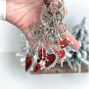 Ensemble de pendentifs cœur gothique en émail rouge foncé et détails en métal argenté