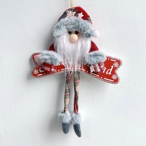 Gros plan détaillé d'une suspension Père Noël en peluche avec textures tricotées rouge et gris