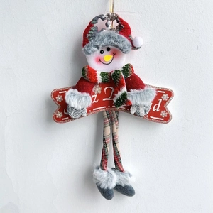 Détail d'un ornement en peluche bonhomme de neige de Noël avec bonnet rouge tricoté