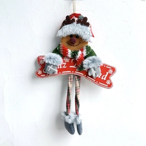 Détail d'un pendentif de renne de Noël avec écharpe et bonnet sur une ficelle dorée