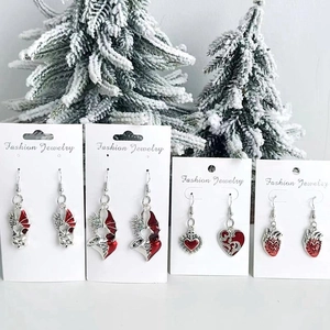 Lot de quatre paires de boucles d'oreilles Halloween avec cœurs et émail rouge