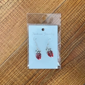 Vue détaillée des boucles d'oreilles cœur anatomique en émail rouge et argent