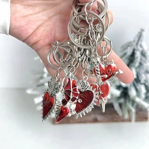 Porte-clés cœur gothique avec motifs crâne et dague en rouge et finition argent