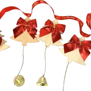 Détail d'étiquette en bois sapin de Noël avec nœud rouge et ruban Merry Christmas
