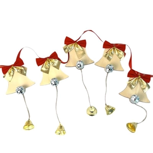 Déco de Noël murale avec 5 cloches en bois, nœuds rouges et boules mosaïques argent
