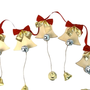 Détail de décoration murale de Noël avec cloches en bois crème et nœuds rouges festifs