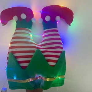 Dettaglio gamba elfo di Natale con luci LED colorate e campanellini dorati