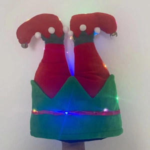 Dettaglio del cappello da elfo LED con strisce rosse e verdi e piccoli campanellini
