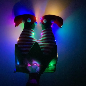 Decorazione a gambe di elfo natalizio con luci LED colorate e strisce rosse e bianche