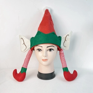 Vue détaillée du chapeau de lutin de Noël avec de longues jambes rayées et oreilles