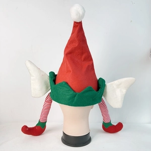 Détail du chapeau d'elfe de Noël avec de grandes oreilles blanches et des jambes rayées