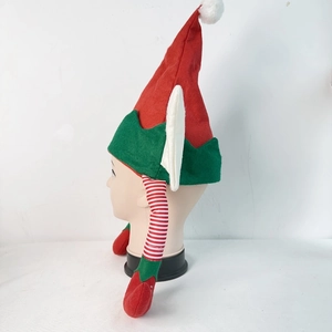 Détail du bonnet de Noël elfe rouge et vert avec oreilles souples et longue queue rayée