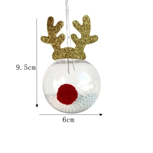 Vue détaillée du pendentif renne de Noël disco avec boule rouge et bois dorés à paillettes