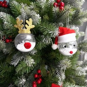 Détail de boules de Noël transparentes avec décorations de renne et de Père Noël pour sapin