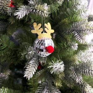 Décoration de cerf en boule disco avec bois dorés et nez rouge sur un sapin de Noël