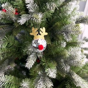 Pendentif cerf de Noël en boule disco avec bois dorés et nez rouge pour le sapin