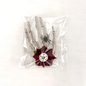 Pince à cheveux main de squelette avec rose rouge, araignée et œil pour Halloween