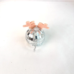 Détail de boule disco décorative de Noël avec des bois de renne en feutre et finition miroir