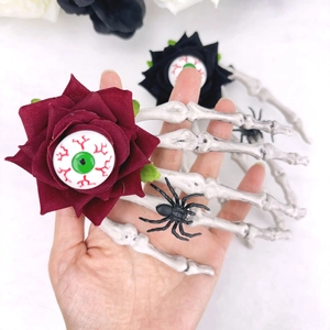 Pince à cheveux main de squelette d'Halloween avec roses rouges, globes oculaires et araignée