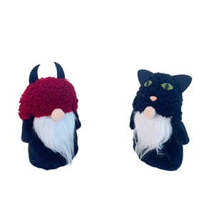 Set di gnomi di Halloween con corna da diavolo rosse e orecchie da gatto nere