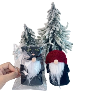 Due simpatici gnomi di Halloween con barba bianca e decorazioni a forma di gatto e diavolo