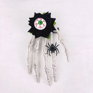 Détail de pince à cheveux Halloween avec main squelette, rose rouge, œil et petite araignée