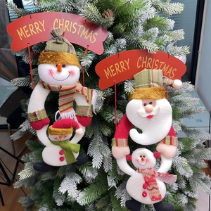 Details von Plüsch-Weihnachtsmann- und Schneemann-Anhängern mit Weihnachtsschild