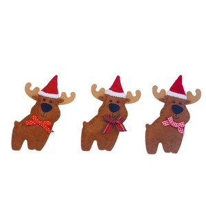 Détails de trois rennes de Noël en feutre avec nœuds variés et chapeaux de fête