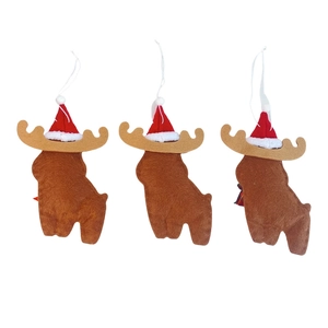 Détail de trois décorations de Noël en forme de renne avec chapeaux festifs rouges