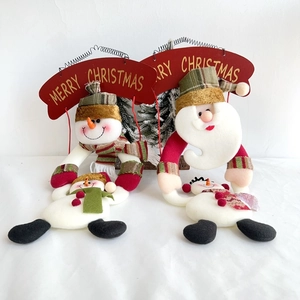 Detail von Weihnachtsmann und Schneemann Plüschfiguren mit Merry Christmas Banner
