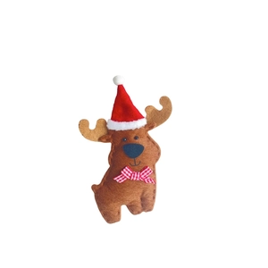 Détail de la décoration de renne en feutre avec nœud écossais pour sapin de Noël