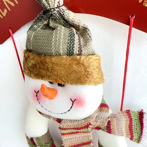 Weihnachts-Schneemann-Plüschfigur mit kariertem Hut und Schal für festliche Dekoration