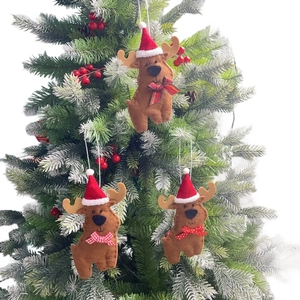 Trois mignons rennes en feutre avec bonnets rouges suspendus sur un sapin de Noël festif