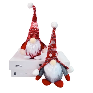 Gnomi di Natale con cappelli a maglia e barbe bianche per decorazioni da tavolo