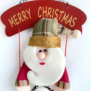 Detail von Nikolaus Türhänger mit goldenem Merry Christmas Text und grüner Karomütze