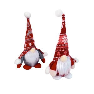 Set di due gnomi natalizi con cappelli in maglia con renne e fiocchi per decoro tavola