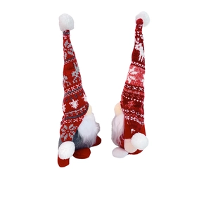 Dettaglio di due gnomi di Natale con cappelli in maglia e barbe in finta pelliccia