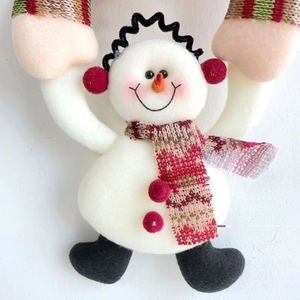Detail der Weihnachts-Schneemann-Plüschfigur mit roten Ohrenschützern und Schal