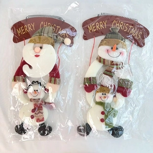 Details von Weihnachtsmann und Schneemann Plüschfiguren mit Merry Christmas Schildern