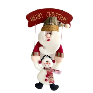 Weihnachtsdekoration mit Weihnachtsmann und Schneemann sowie Frohe Weihnachten Schild