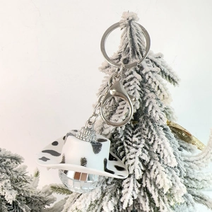 Portachiavi con palla da discoteca e cappello da cowboy muccato su un albero innevato