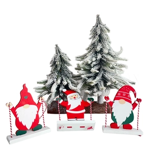 Dettaglio di gnomi natalizi e Babbo Natale in legno per decorazione della tavola